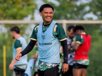 Saddil Ramdani tersenyum saat menjalani sesi latihan bersama Persebaya Surabaya