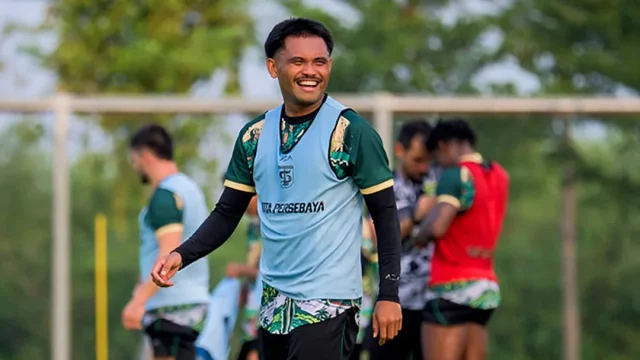 Saddil Ramdani tersenyum saat menjalani sesi latihan bersama Persebaya Surabaya