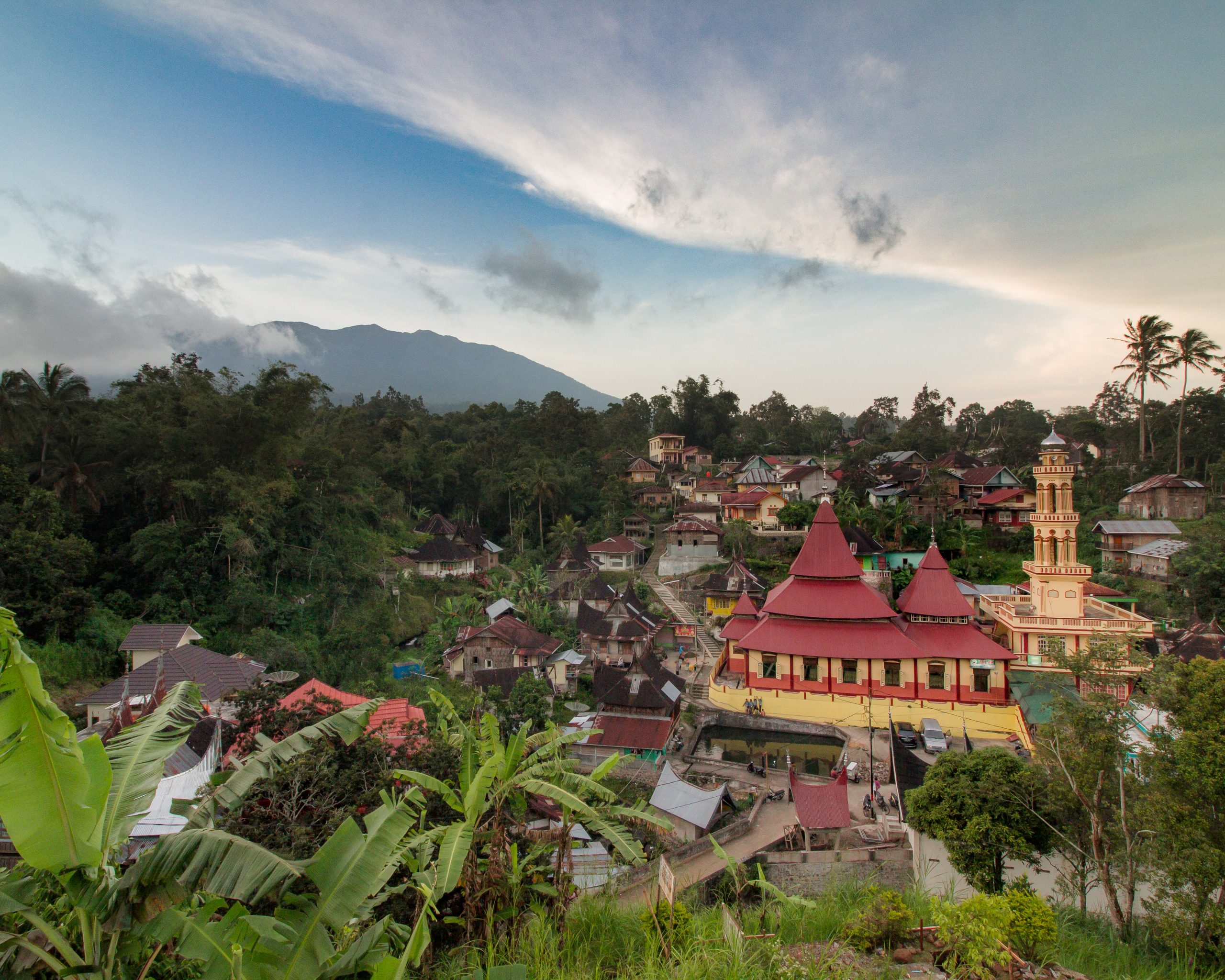 Permukiman Nagari Pariangan di lereng gunung dengan menara masjid di tengahnya.
