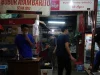 Warung bubur ayam yang melayani pembeli sarapan pada pagi hari di Jakarta