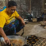 Ilustrasi perajin Indonesia mengolah gula aren dengan cara tradisional di dapur sederhana