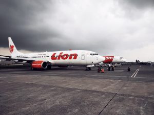 Pesawat komersial terparkir di landasan Bandara Husein Sastranegara, Bandung.