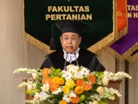 Guru Besar Sedyo Hartono membacakan pidato pengukuhan di Balai Senat UGM