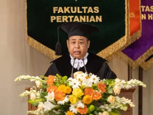 Guru Besar Sedyo Hartono membacakan pidato pengukuhan di Balai Senat UGM