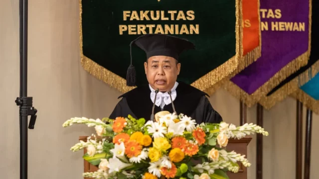 Guru Besar Sedyo Hartono membacakan pidato pengukuhan di Balai Senat UGM