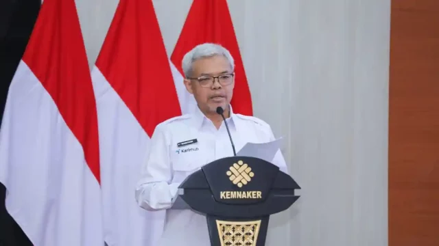 Sekjen Kemnaker Cris Kuntadi Sampaikan Keterangan Pers