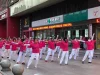 Puluhan perempuan paruh baya berkaus merah muda menari senam bersama di Shenyang, Tiongkok