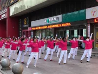 Puluhan perempuan paruh baya berkaus merah muda menari senam bersama di Shenyang, Tiongkok