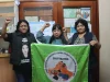 Anggota serikat pekerja rumah tangga SINTTRAHOL membentangkan bendera serikat di Lima, Peru