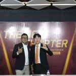 Foto arsip Shin Tae-yong bersama pengurus Persija Jakarta pada konferensi pers penunjukannya