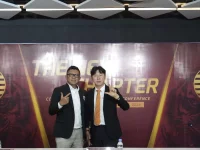 Foto arsip Shin Tae-yong bersama pengurus Persija Jakarta pada konferensi pers penunjukannya