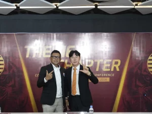 Foto arsip Shin Tae-yong bersama pengurus Persija Jakarta pada konferensi pers penunjukannya