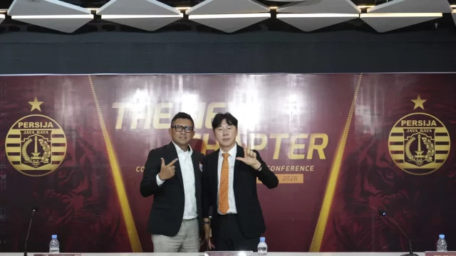 Foto arsip Shin Tae-yong bersama pengurus Persija Jakarta pada konferensi pers penunjukannya