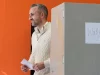 Ulrich Siegmund, calon utama AfD, memberikan suara di sebuah tempat pemungutan suara di Tangermuende, Jerman timur.