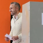 Ulrich Siegmund, calon utama AfD, memberikan suara di sebuah tempat pemungutan suara di Tangermuende, Jerman timur.