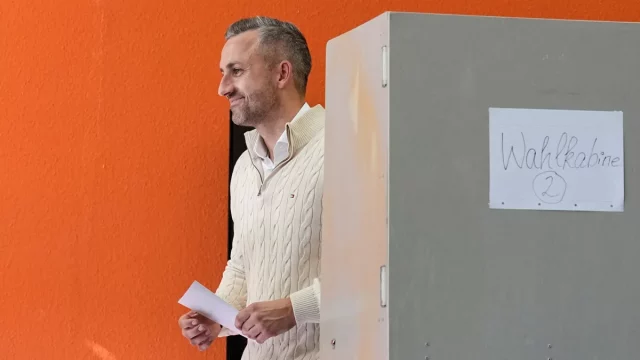 Ulrich Siegmund, calon utama AfD, memberikan suara di sebuah tempat pemungutan suara di Tangermuende, Jerman timur.