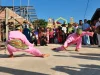 Dua pesilat berbaju merah muda beradu silat dalam penyambutan pengantin adat Melayu