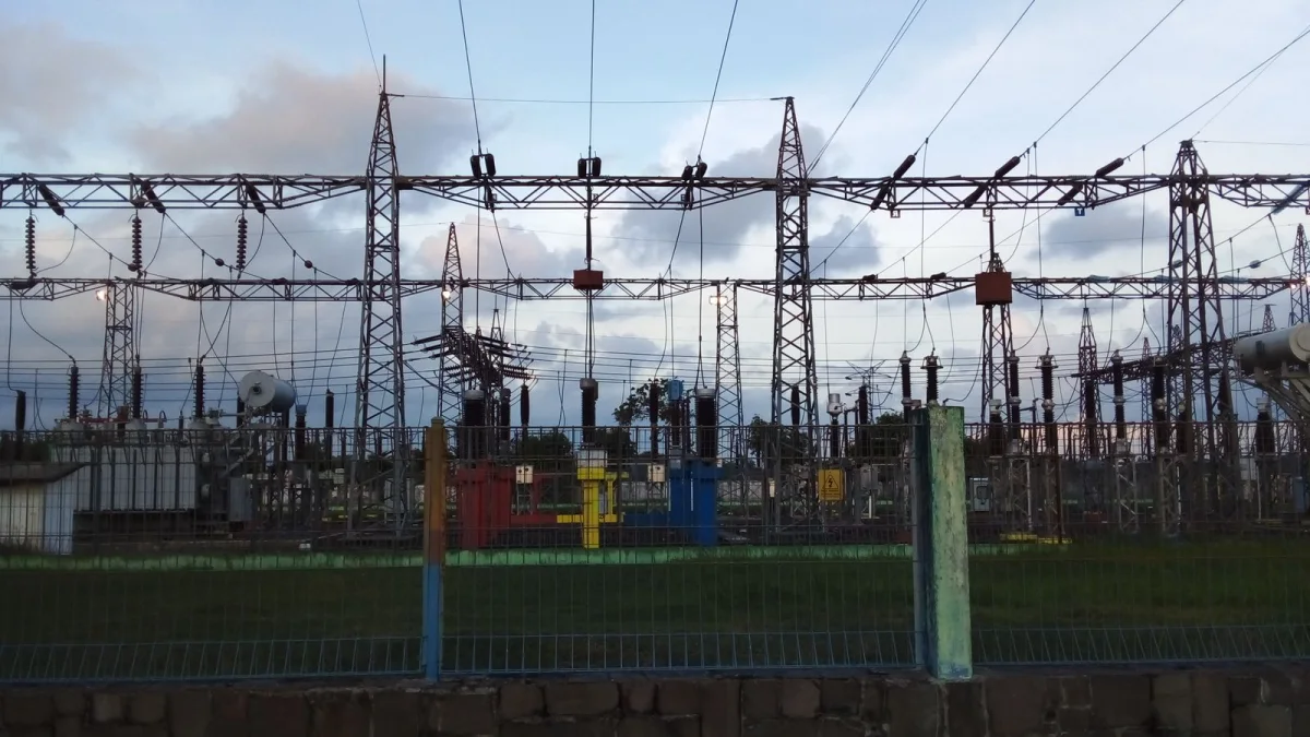 Rangka baja dan peralatan tegangan tinggi di gardu induk listrik 150 kV Gombong