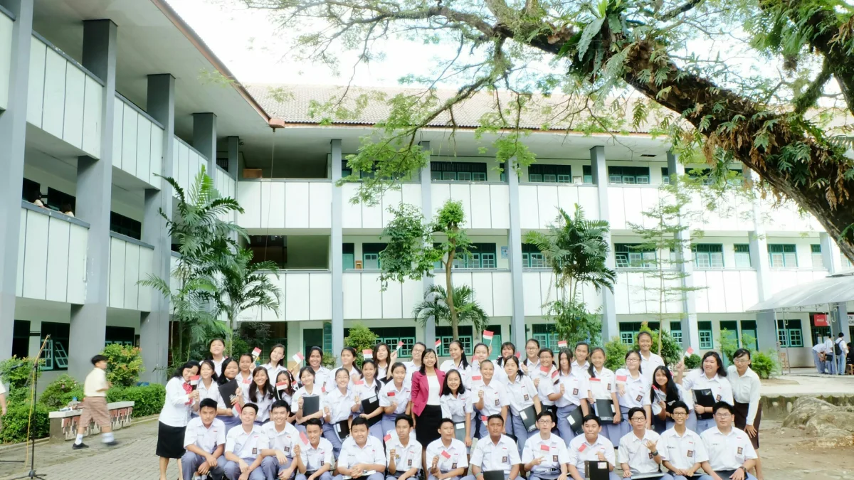 Siswa SMA Xaverius Bandar Lampung berfoto bersama di halaman gedung sekolah