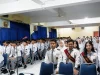 Siswa sekolah menengah atas berseragam duduk mengikuti kegiatan di aula sekolah