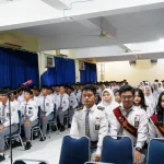 Siswa sekolah menengah atas berseragam duduk mengikuti kegiatan di aula sekolah