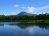 Danau Situ Cisanti, hulu Sungai Citarum, berlatar Gunung Wayang dan langit biru