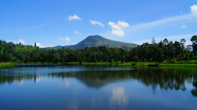 Danau Situ Cisanti, hulu Sungai Citarum, berlatar Gunung Wayang dan langit biru