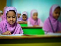 Ilustrasi sejumlah murid perempuan berjilbab menekuni buku di ruang kelas.