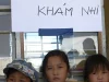 Anak-anak antre pemeriksaan kesehatan rutin di sebuah sekolah dasar saat program bantuan medis di Da Nang, Vietnam