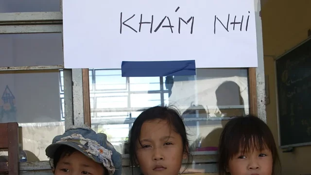 Anak-anak antre pemeriksaan kesehatan rutin di sebuah sekolah dasar saat program bantuan medis di Da Nang, Vietnam