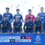 Skuad Arema FC berfoto sebelum laga melawan Isenmulang Kalteng FC di Stadion Kanjuruhan, Malang