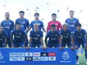 Skuad Arema FC berfoto sebelum laga melawan Isenmulang Kalteng FC di Stadion Kanjuruhan, Malang