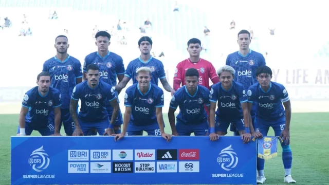 Skuad Arema FC berfoto sebelum laga melawan Isenmulang Kalteng FC di Stadion Kanjuruhan, Malang