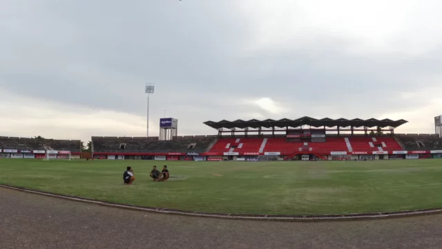 Foto arsip tribun merah Stadion Kapten I Wayan Dipta Gianyar