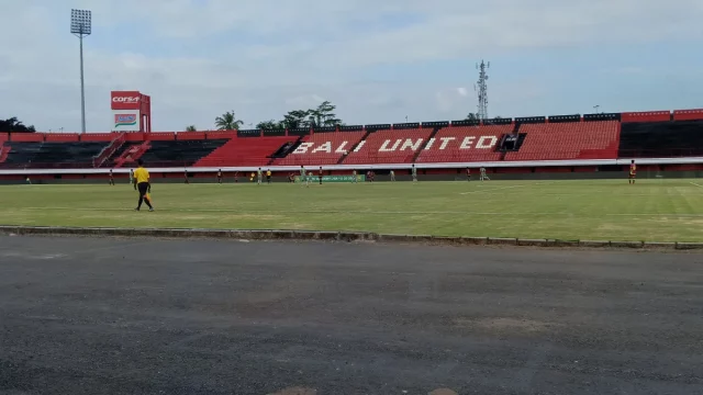 Foto arsip tribun dan lapangan Stadion Kapten I Wayan Dipta di Gianyar Bali