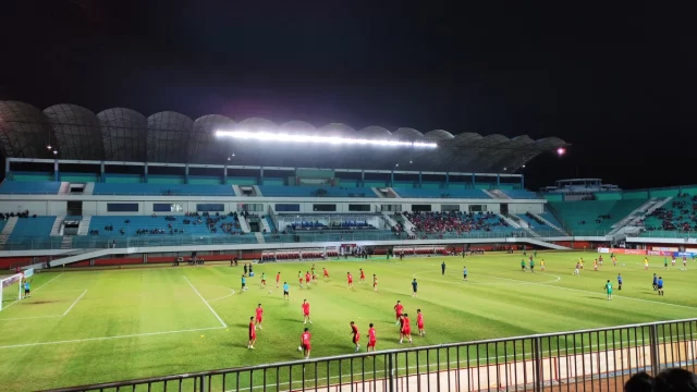 Suasana laga malam hari di Stadion Maguwoharjo markas PSS Sleman