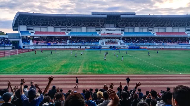 Foto arsip suasana pertandingan di Stadion Mandala Krida Yogyakarta