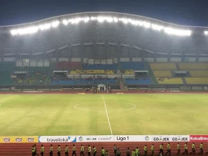 Foto arsip tribun dan lapangan Stadion Patriot Chandra Bhaga Bekasi