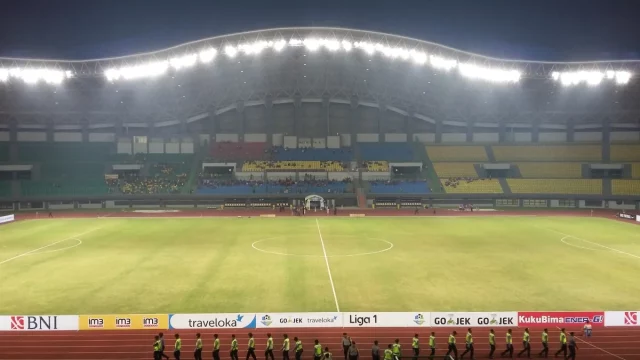 Foto arsip tribun dan lapangan Stadion Patriot Chandra Bhaga Bekasi