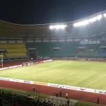 Suasana malam hari di Stadion Patriot Chandra Bhaga Bekasi jelang laga