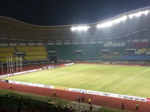 Suasana malam hari di Stadion Patriot Chandra Bhaga Bekasi jelang laga
