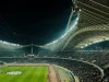 Stadion sepak bola penuh penonton pada malam hari
