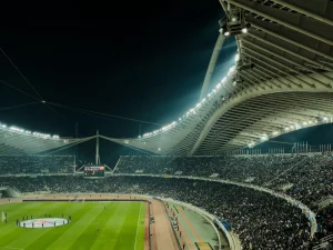 Stadion sepak bola penuh penonton pada malam hari