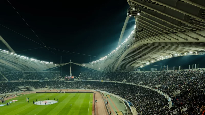 Stadion sepak bola penuh penonton pada malam hari