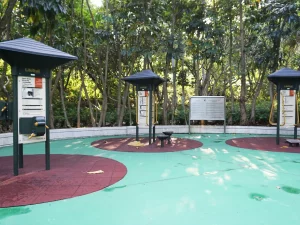 Stasiun kebugaran lansia di Po Hong Park, Po Lam, Hong Kong