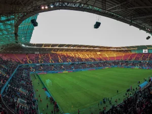 Suasana tribune stadion sepak bola yang penuh penonton