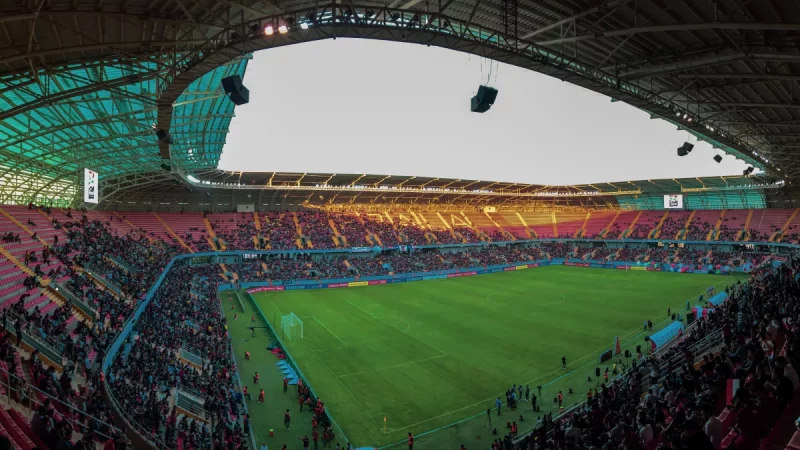 Suasana tribune stadion sepak bola yang penuh penonton