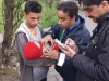 Memeriksa bekas suntikan BCG di lengan bayi, Muzaffarabad, Pakistan