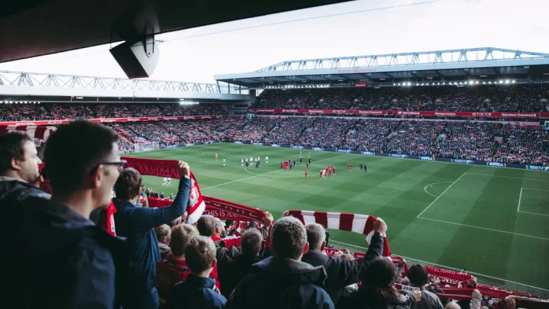 Tribun stadion penuh suporter yang menyambut pemain memasuki lapangan
