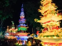 Bangunan Tabot berhias lampu pada malam puncak ritual Tabot di Kota Bengkulu